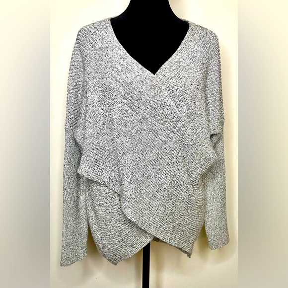 TOPSHOP faux wrap V neck knit sweater
Gray/black Longer in back. Size 8 med
EUC - Picture 1 of 7